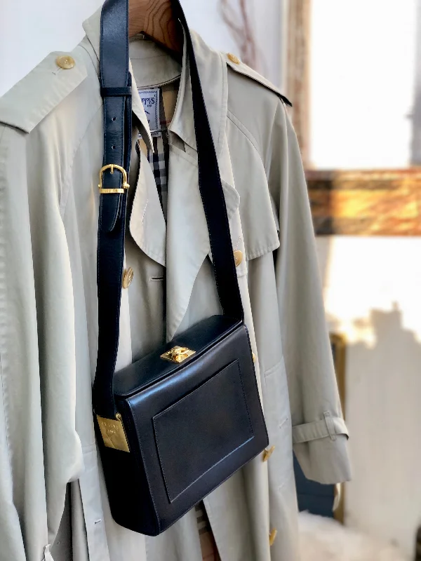 Fashion Forward CELINE Gancini Crossbody Box Shoulder bag Black Vintage Old Celine w6vekz Classic Totes At Unbeatable Deals Fashion Forward CELINE Gancini Crossbody Box Shoulder bag Black Vintage Old Celine w6vekz Classic Totes At Unbeatable Deals