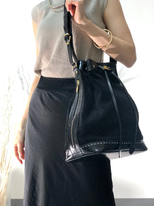 Chic Trends Unveiled CELINE Gancini  Suede Leather Drawstring Shoulder bag Black Vintage swuscx Grab Your Favorite Handbags At Discounted Prices
